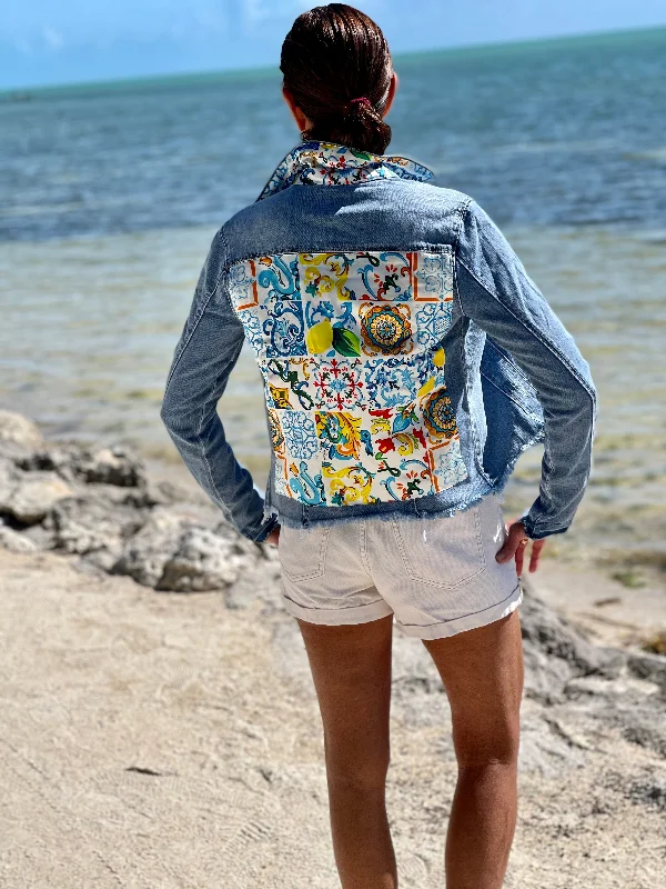 Denim coats with sustainable materials -The Light Denim Jacket / Love Lemons