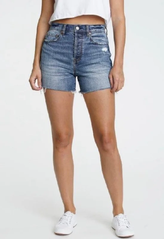 Women's denim shorts for looser fits to wear :BOTTOM LINE SHORT BY DAZE