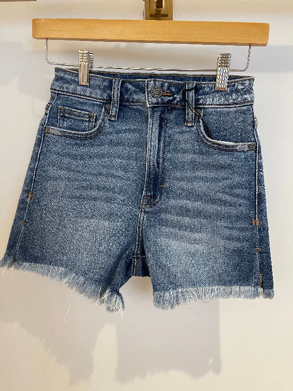 Women's denim shorts with dark denim fits :Medium Blue Wash Stretch Frayed Mom Shorts Women's denim shorts with dark denim fits :Medium Blue Wash Stretch Frayed Mom Shorts
