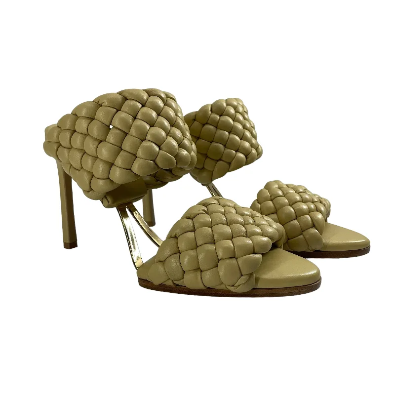 BOTTEGA VENETA/Heels/EU 37/Leather/CRM/rubber sole/gold midsole---Comfortable Leather Pumps for Office and Everyday Wear