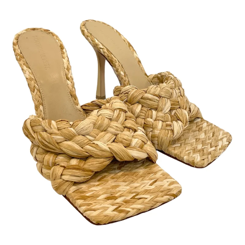 Versatile Heeled Sandals for Any Occasion---BOTTEGA VENETA/Heels/EU 40/CRM/STRAW WEAVED