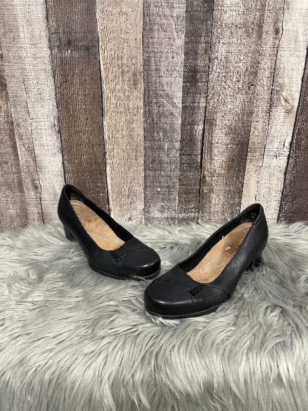 Black Shoes Heels Block Clarks, Size 7.5---Fashionable Kitten Heels for Date Night