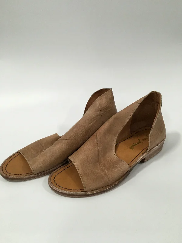 Tan Shoes Heels Block Free People, Size 6---Fashionable Kitten Heels for Date Night